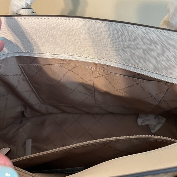 MK Gilly Travel Tote - Picture 7 of 9